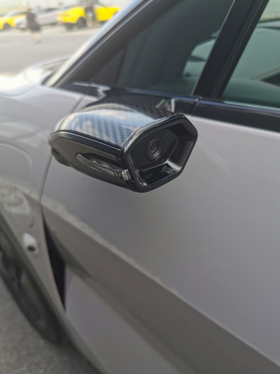 Die R&uuml;ck- und Au&szlig;enspiegel sind digital. (Bild: Lotus)